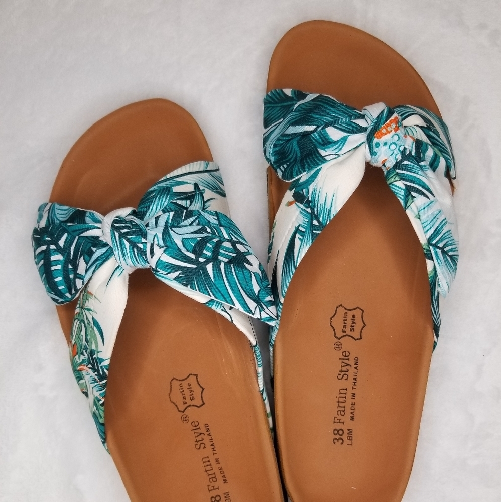 NWOT Sandals with bow accent
